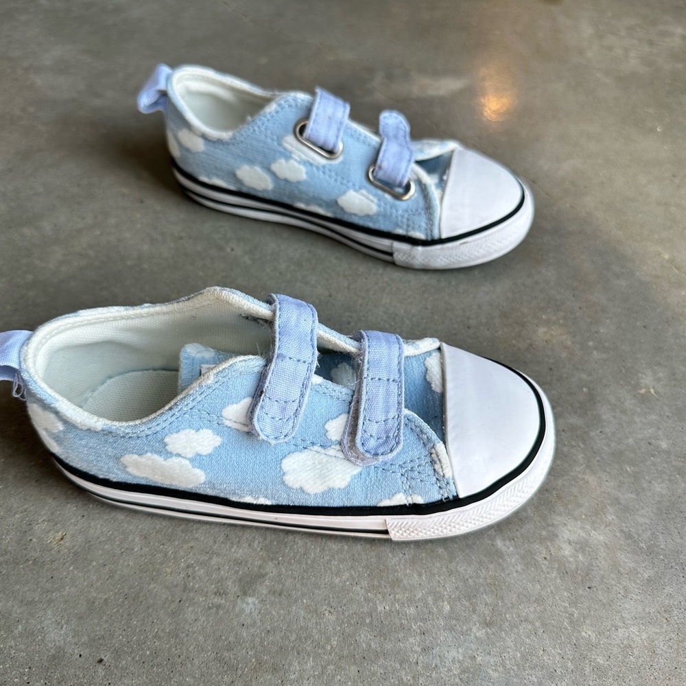 Converse Kids Blue Cloud Sneakers size 10 pre owned